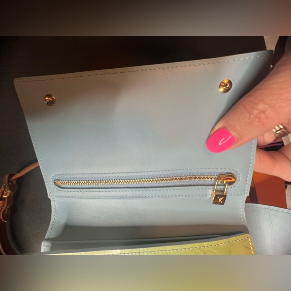Authentic Louis Vuitton Vernis Crossbody - Picture 16 of 17